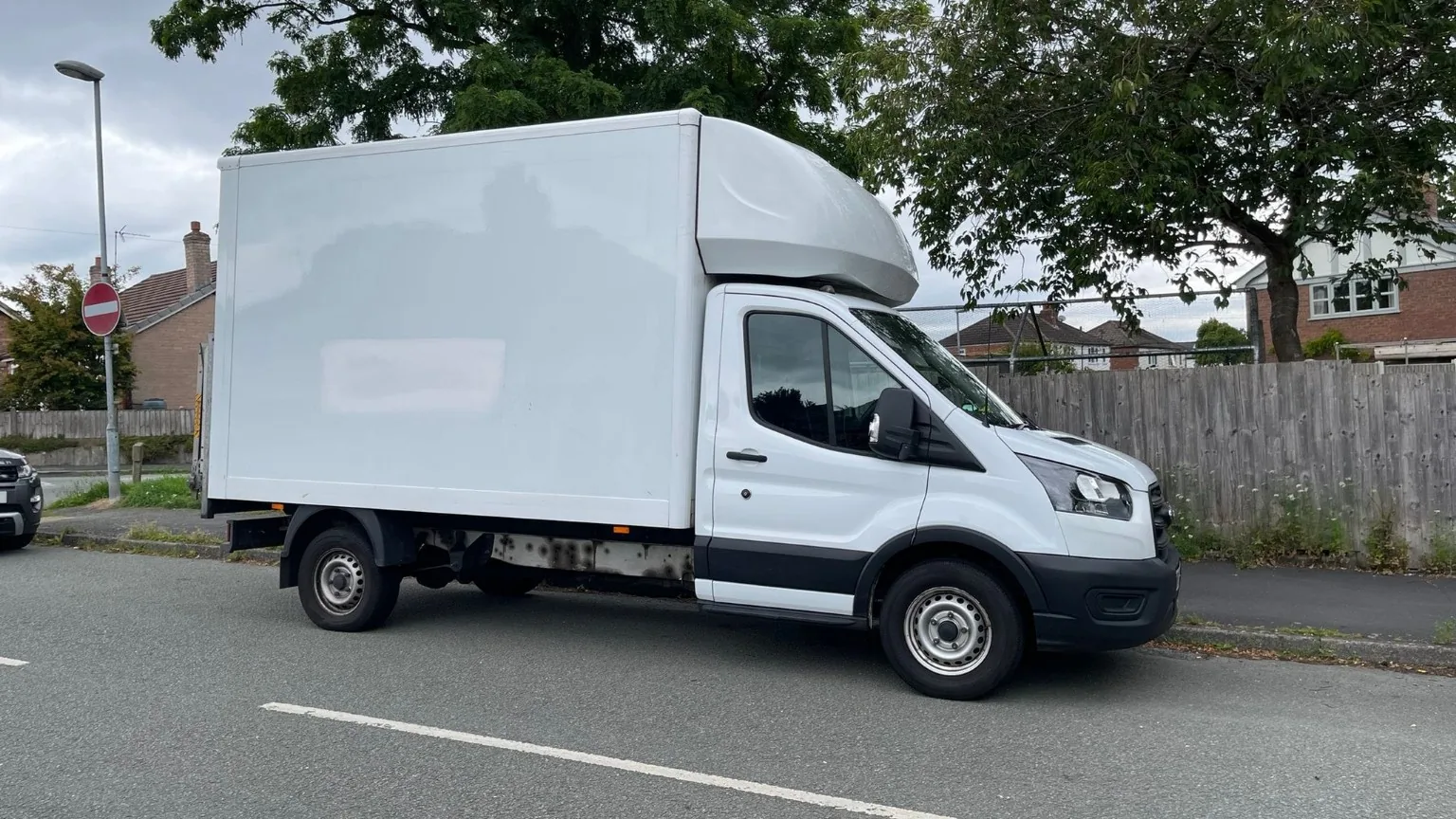 White Luton removal van used by EL-ROI Logistics Limited